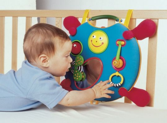 Родительские вопросы: какие игрушки нужны новорожденным?