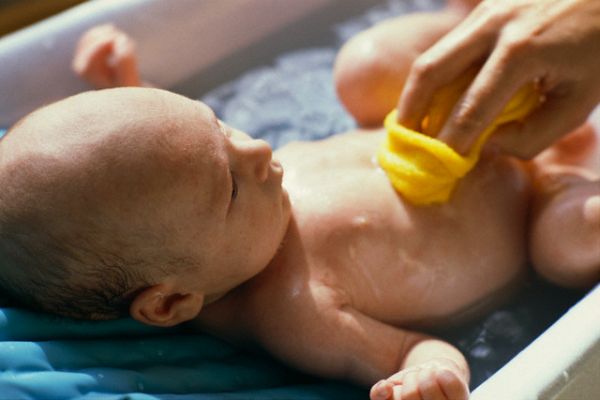 Превратите в радость купание новорожденного в ванной