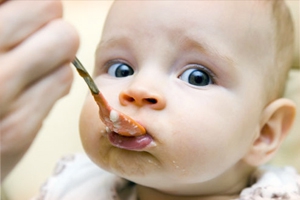 Не стоит долго кормить ребенка из ложки