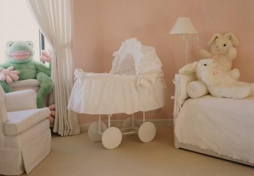 Как выбрать какая кроватка лучше для новорожденного?
