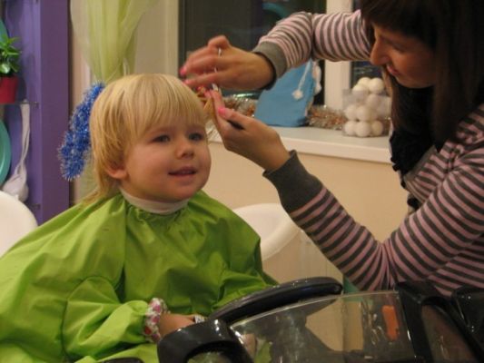 Первая стрижка малыша в парикмахерской – подготовьтесь к ней как следует